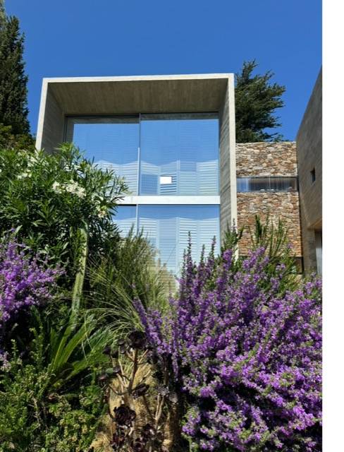 Pose de baies vitrées coulissantes équipées de volets persiennes pliants intérieurs en Corse